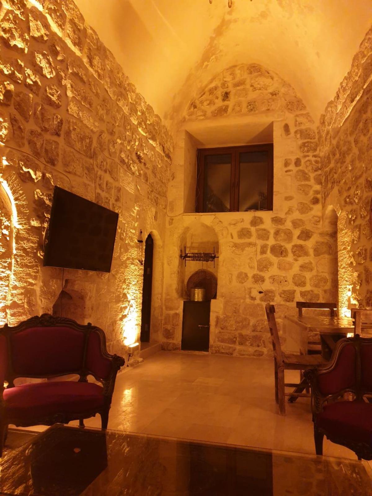 Mardin Tarihi Ulu Cami Yani, Tarihi Konak Bagian luar foto