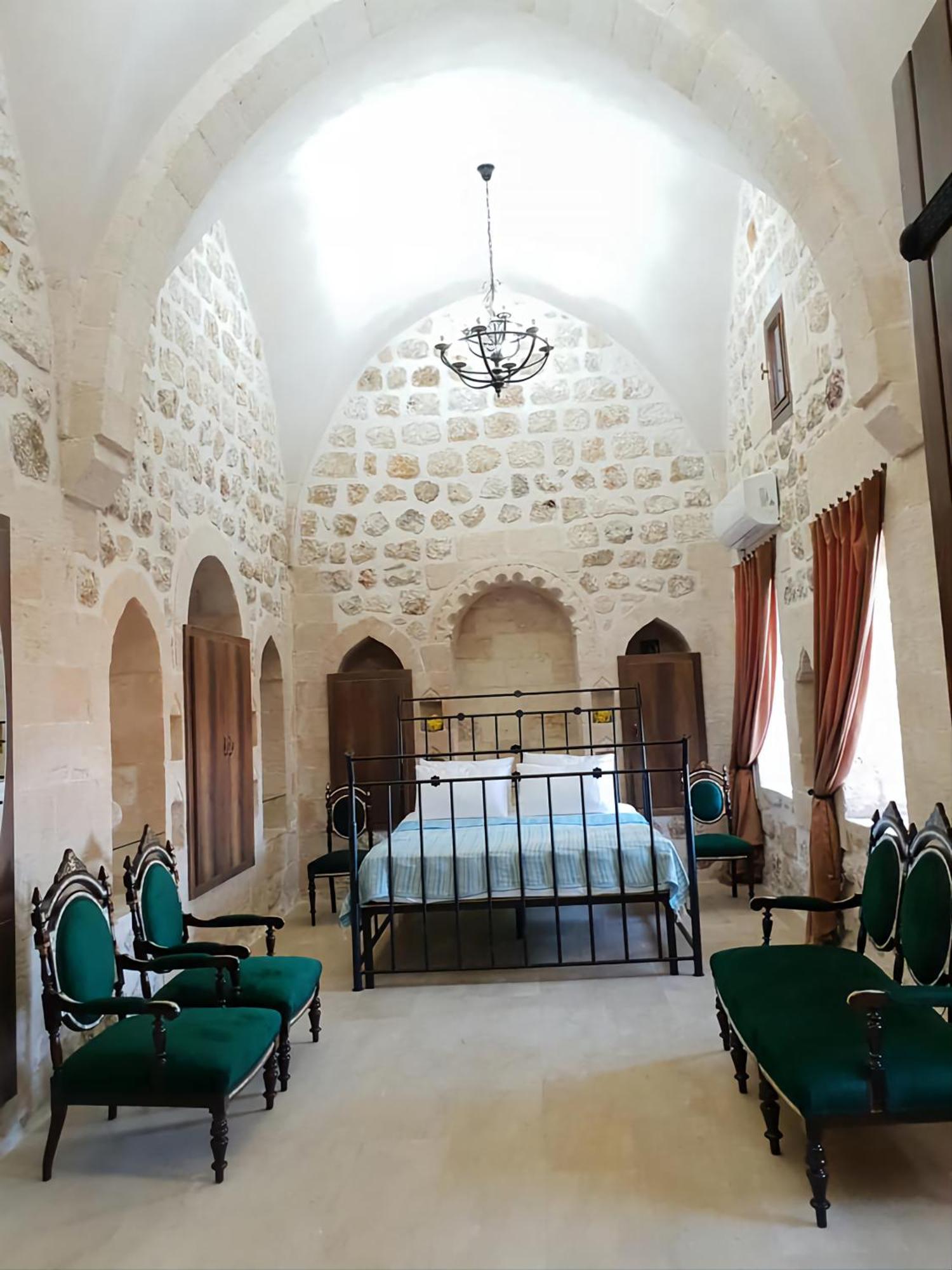 Mardin Tarihi Ulu Cami Yani, Tarihi Konak Bagian luar foto
